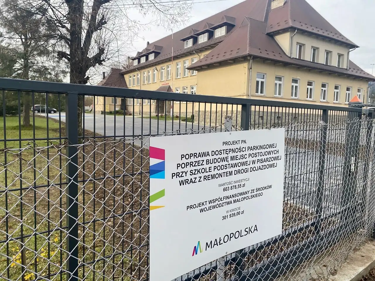 Parking przy szkole w Pisarzowej oddany do użytku mieszkańcom