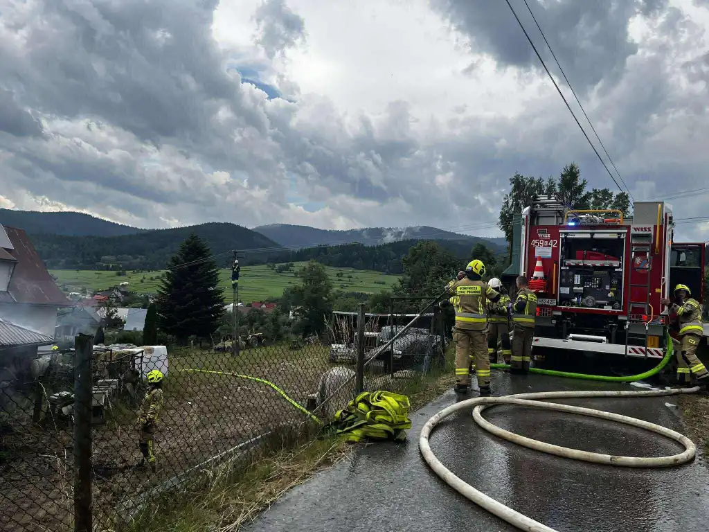 Lubomierz. Ogień pochłonął budynek gospodarczy Strażacy walczyli o dom mieszkalny
