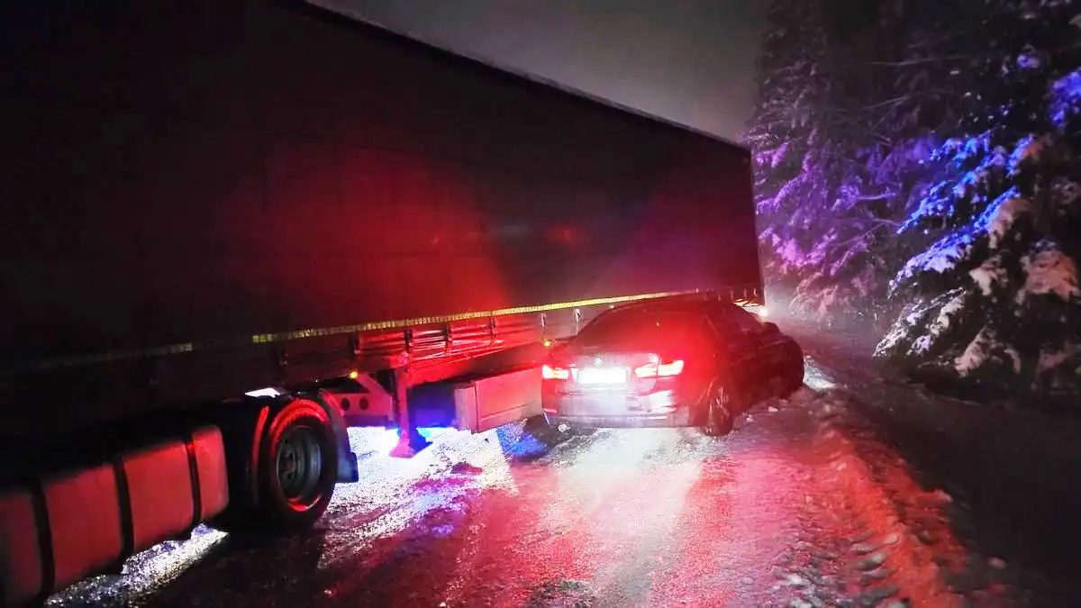 Krynica-Zdrój: zderzenie BMW z ciężarówką
