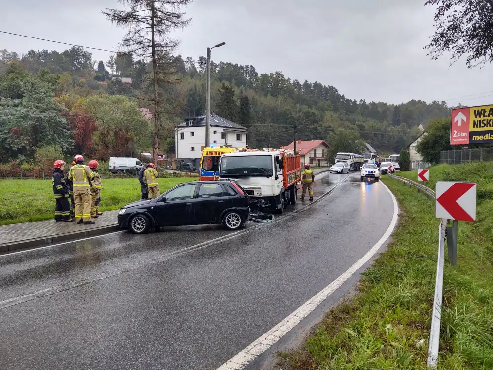 Wypadek w Nowym Sączu. Samochód osobowy zderzył się z ciężarówką