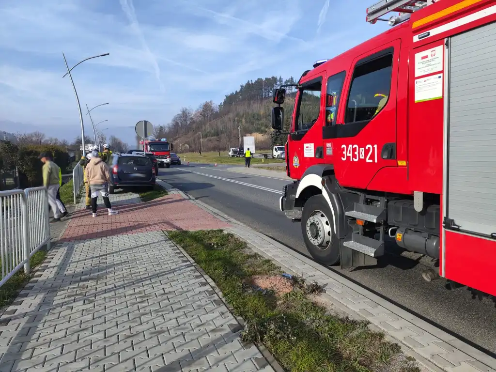 Kolizja w Nowej Wsi. Interwencja straży pożarnej i działania ratunkowe