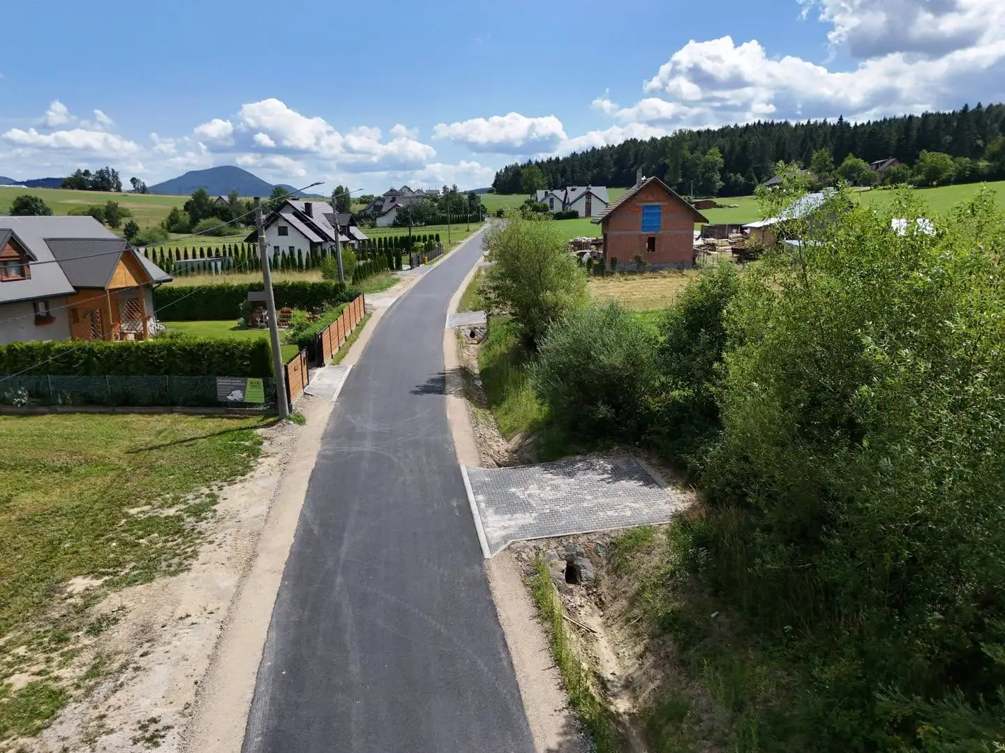 Na tej drodze pojawiła się już druga warstwa asfaltu. Ważna inwestycja w gminie Krynica-Zdrój nabiera tempa
