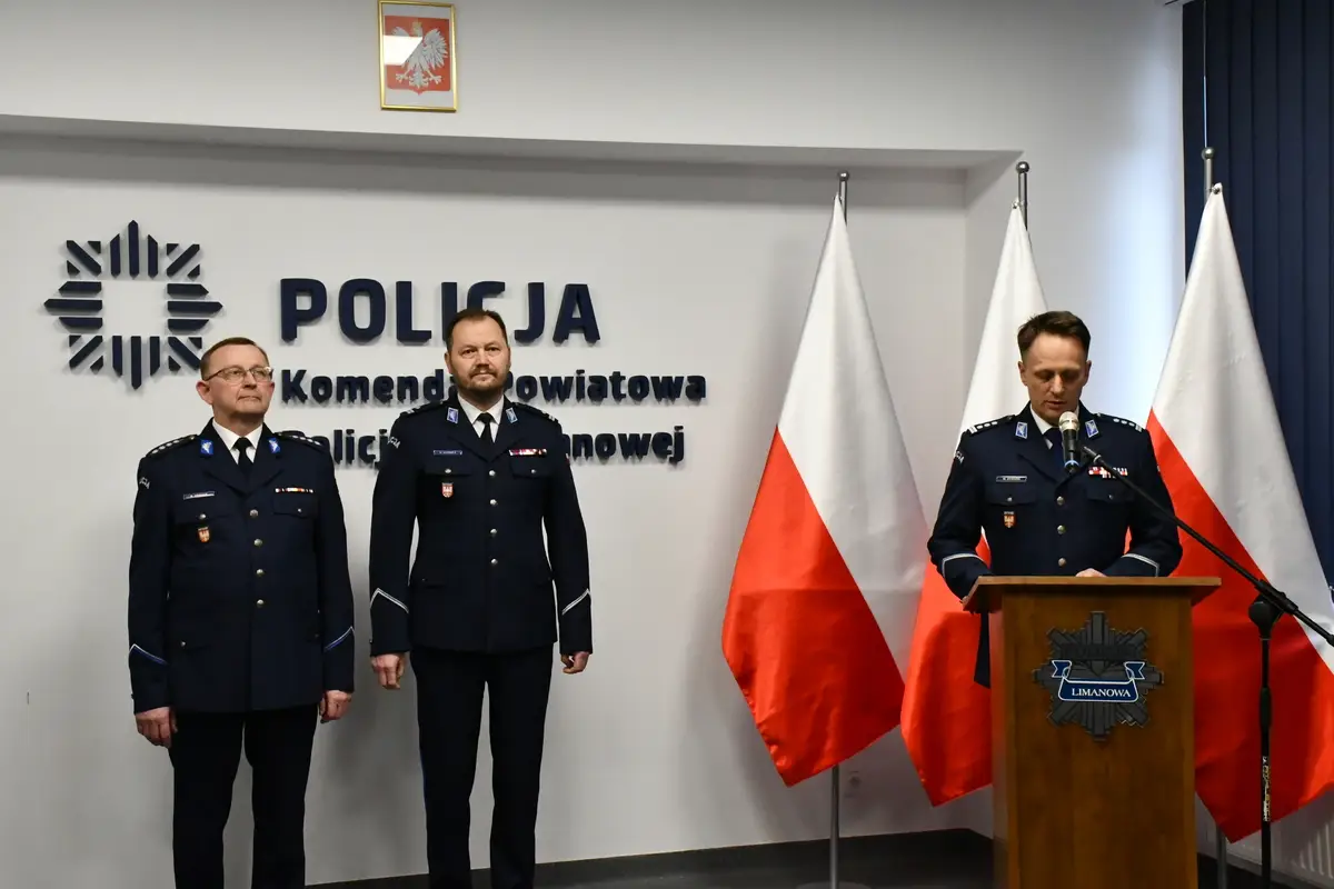 Szabla i podziękowania. Policjanci z Limanowej zakończyli służbę