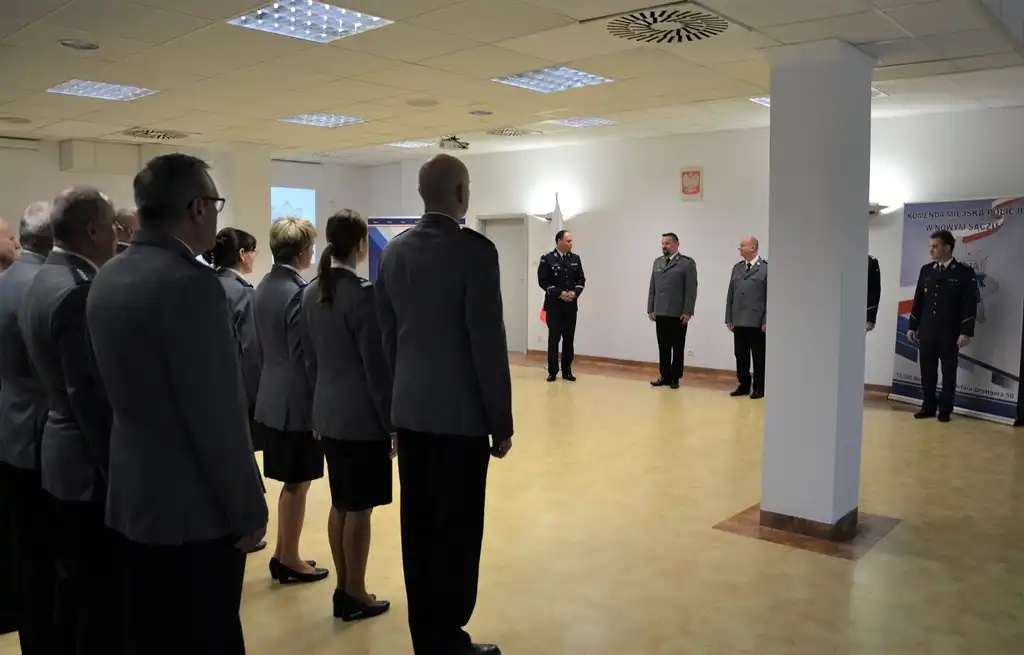 Naczelnik sądeckiej Drogówki i Komendant Komisariatu w Łososinie Dolnej uroczyście pożegnali się z mundurem