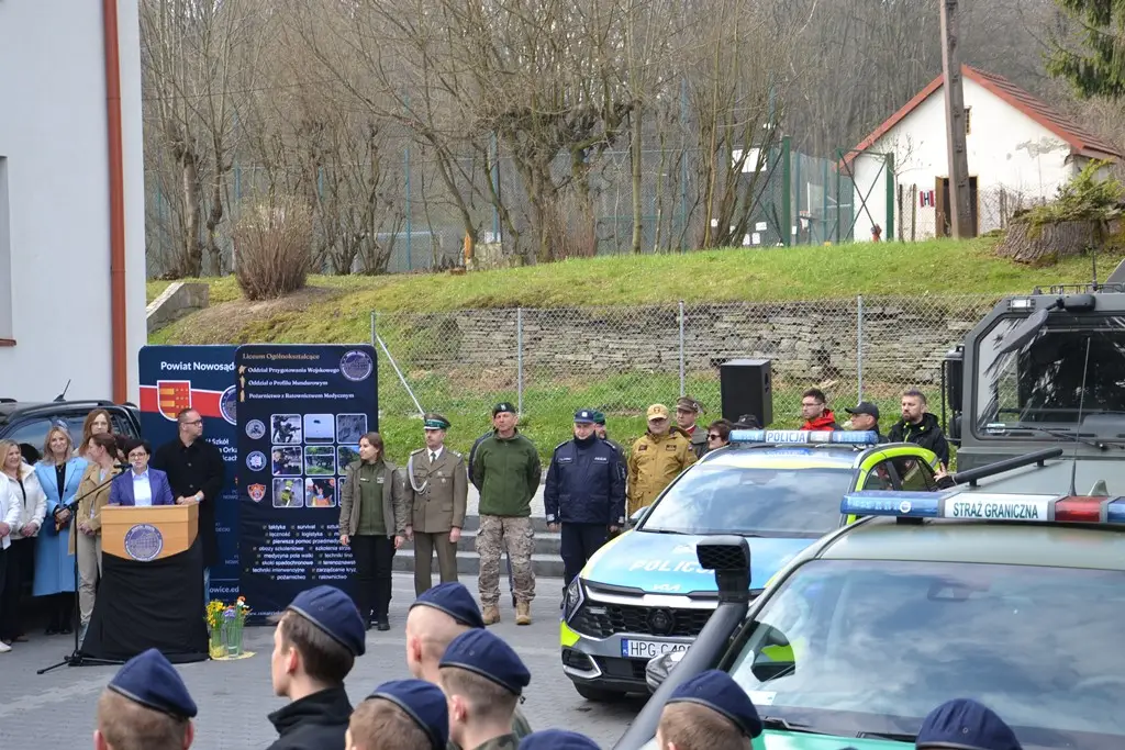 Policjanci w Marcinkowicach. Ósmoklasiści poznali kulisy służby