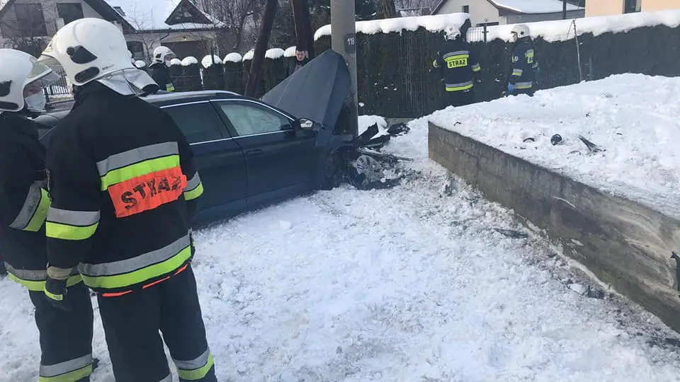 Wypadek w Zabrzeży. Osobówka wypadła z drogi i uderzyła w słup energetyczny