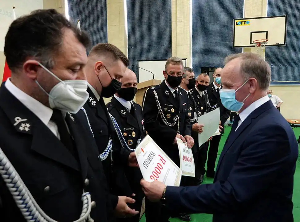Strażacy z terenu miasta i gminy Grybów z promesą na zakup sprzętu
