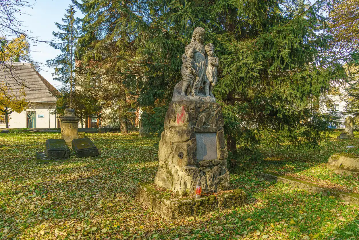 23 października sprzątanie Starego Cmentarza w Nowym Sączu. Wolontariusze zachęcają do wzięcia udziału w akcji