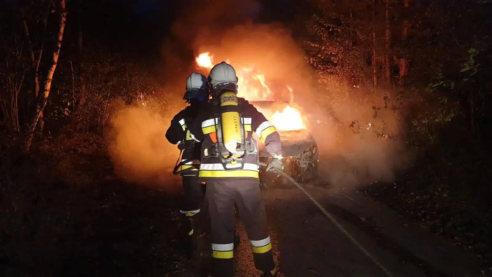 Pożar osobówki w Zarzeczu. Peugeot spłonął doszczętnie