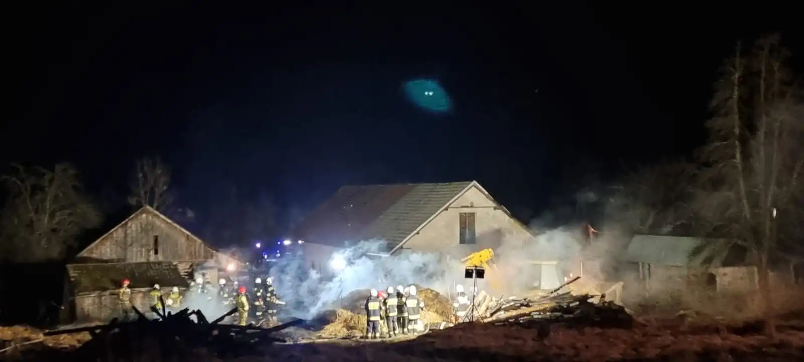 Pożar budynku gospodarczego w Olszanie. Z ogniem walczyło 10 zastępów straży