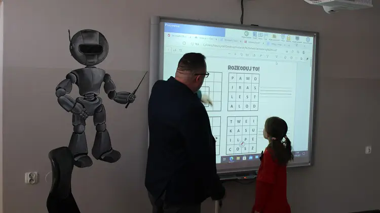 W szkołach w Chełmcu i Krasnym Potockim otwarto dwie nowe pracownie komputerowe