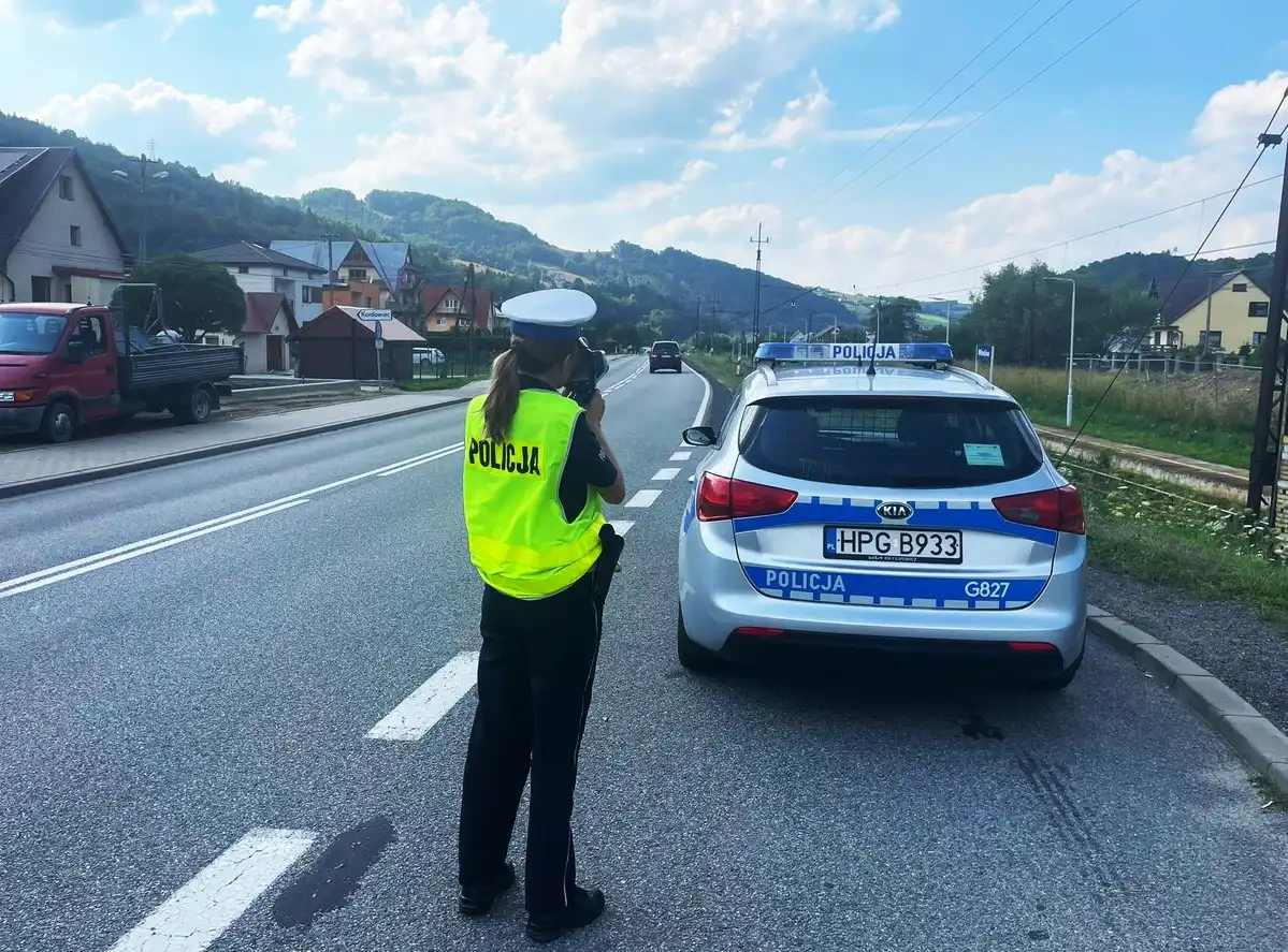 Bezpieczne wakacyjne powroty. Policjanci apelują o rozwagę i ostrożność na drodze