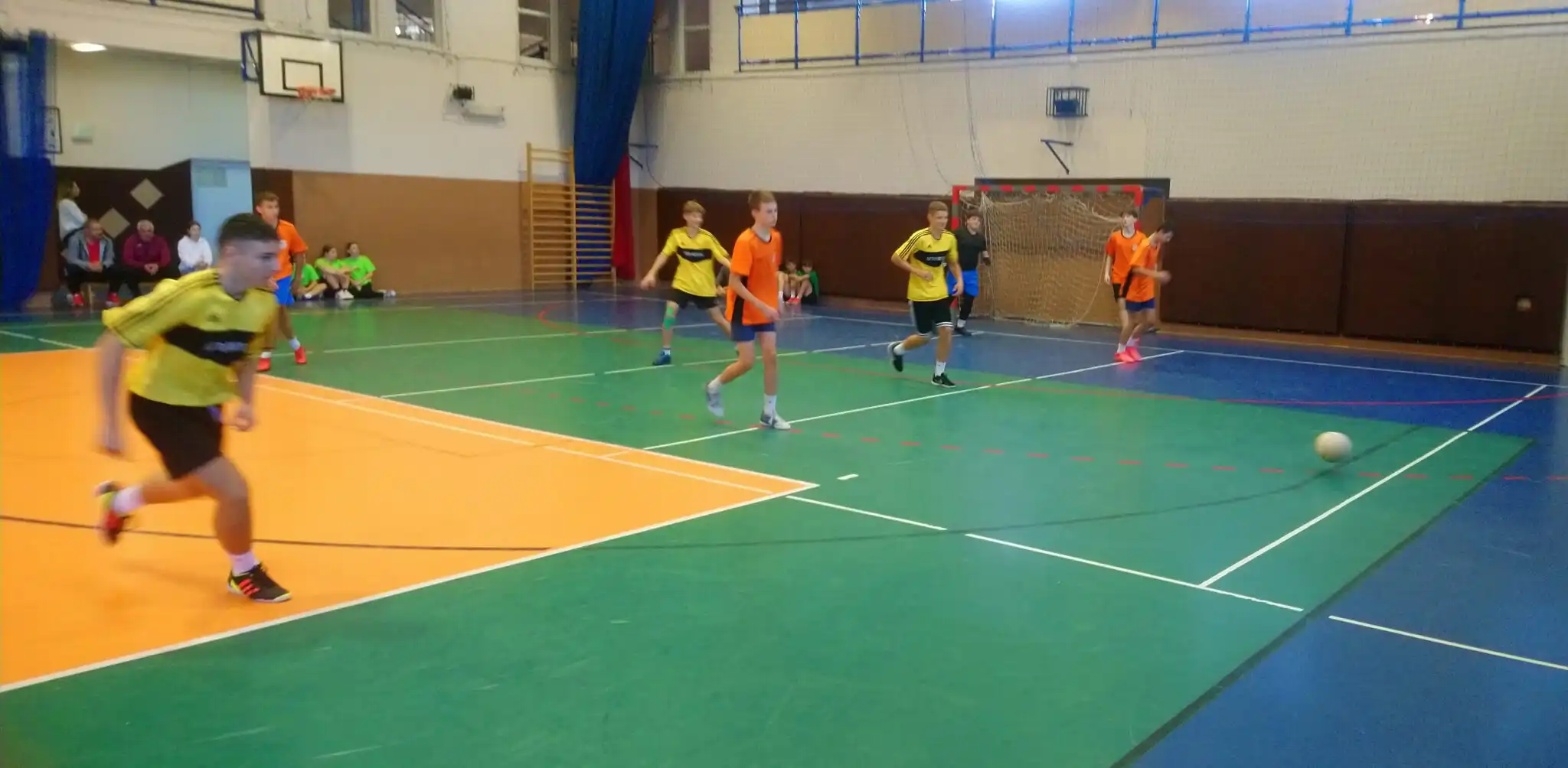 Mistrzostwa Gminy Chełmiec w halowej piłce nożnej. Emocje i triumfy na sportowej arenie w Świniarsku