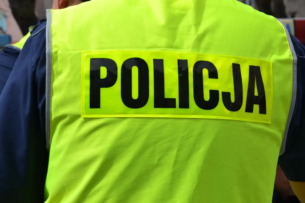 Stary Sącz: 43-latek chciał skoczyć z dachu. Mężczyznę uratowali policjanci