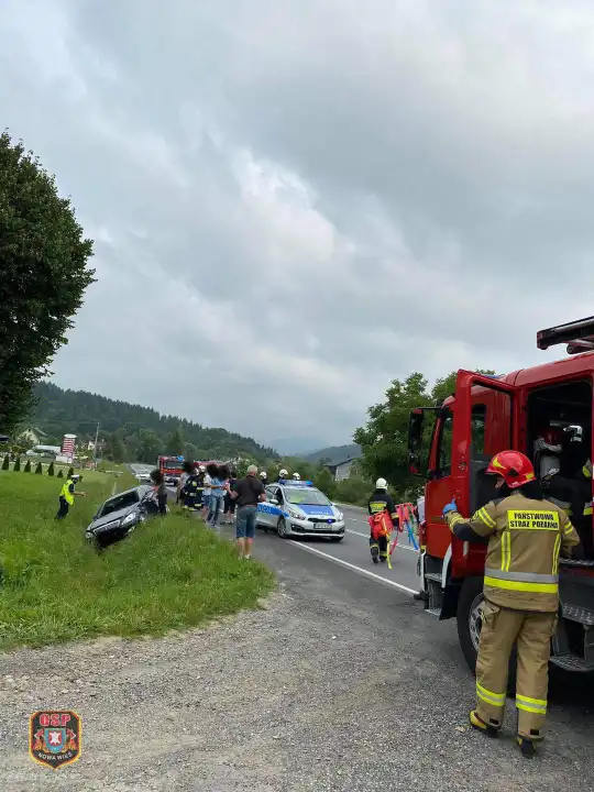 Kraksa w Nowej Wsi. Jeden z pojazdów wylądował w rowie