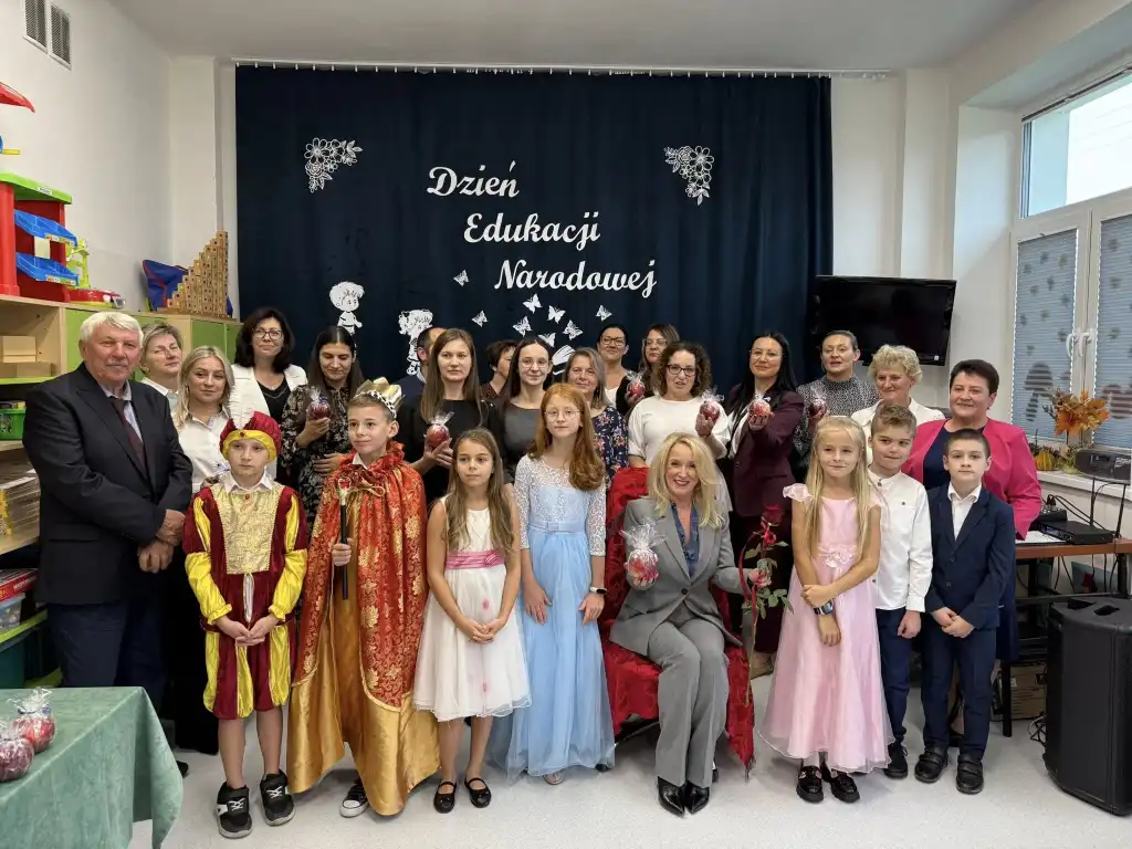 Święto nauczycieli w Podłopieniu: „Jabłkowe Oskary” i moc wzruszeń