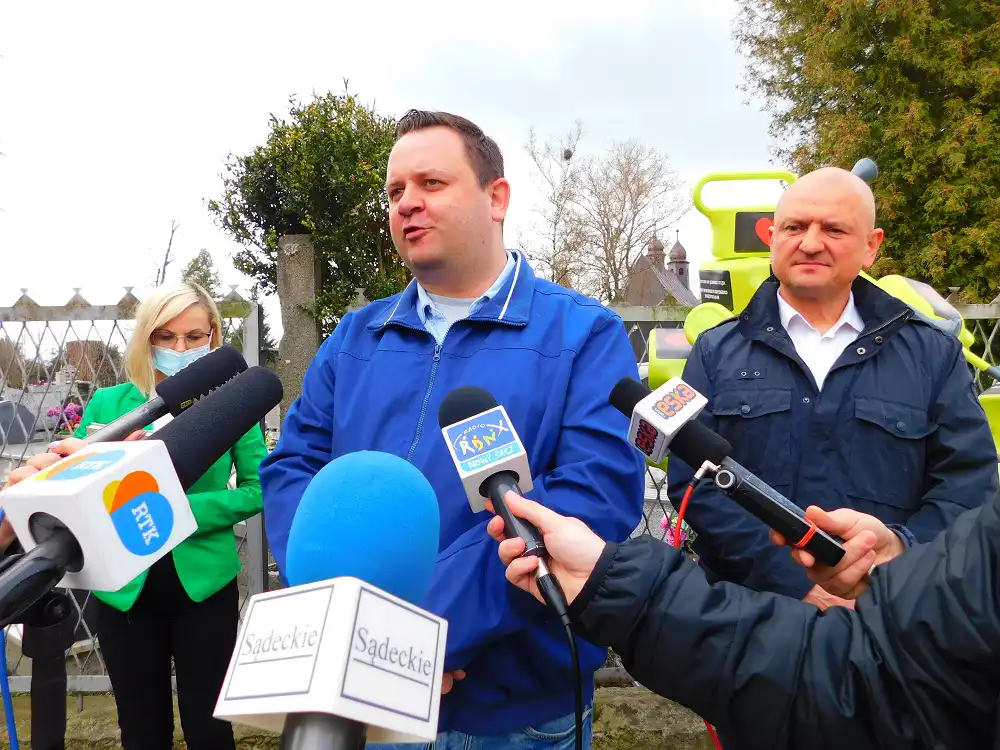 Nowy Sącz: Na dwóch kolejnych cmentarzach pojawiły się plastikowe konewki