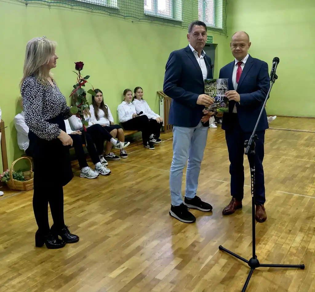 Dzień Nauczyciela w Szkole Podstawowej w Głębokiem. Wręczono Nagrodę Burmistrza