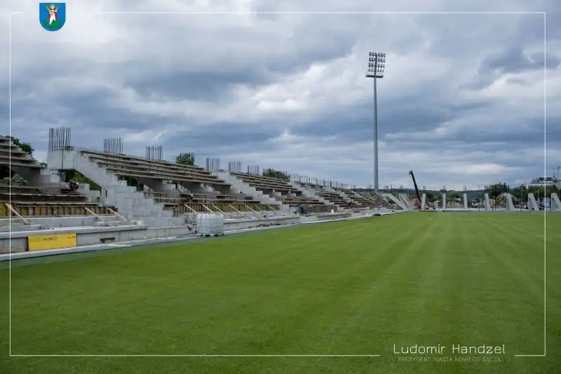 Nowy Sącz: Postępują prace przy budowie miejskiego stadionu