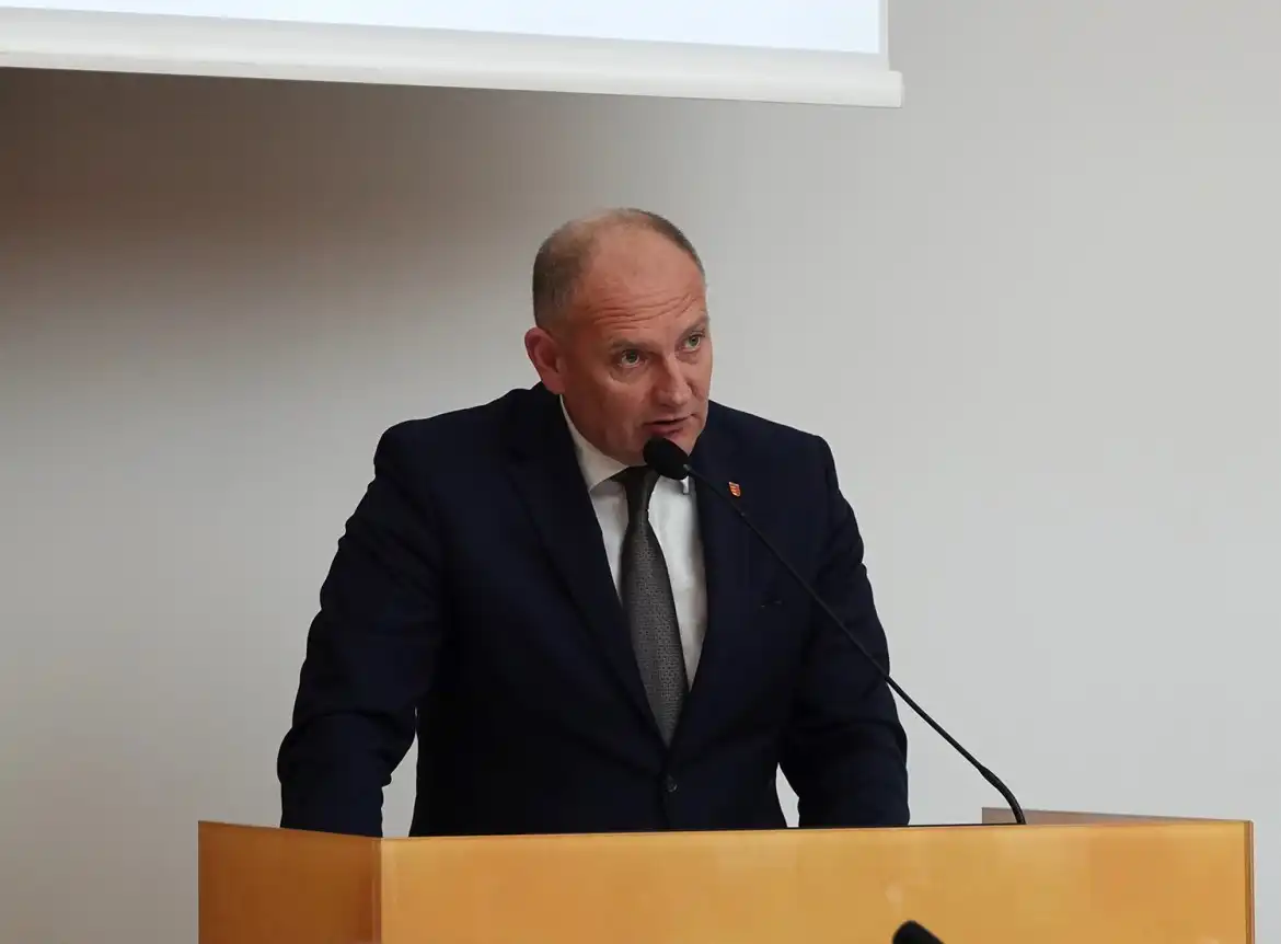 Rada Powiatu. Większe stypendia i nowe inwestycje dla bezpieczeństwa powodziowego