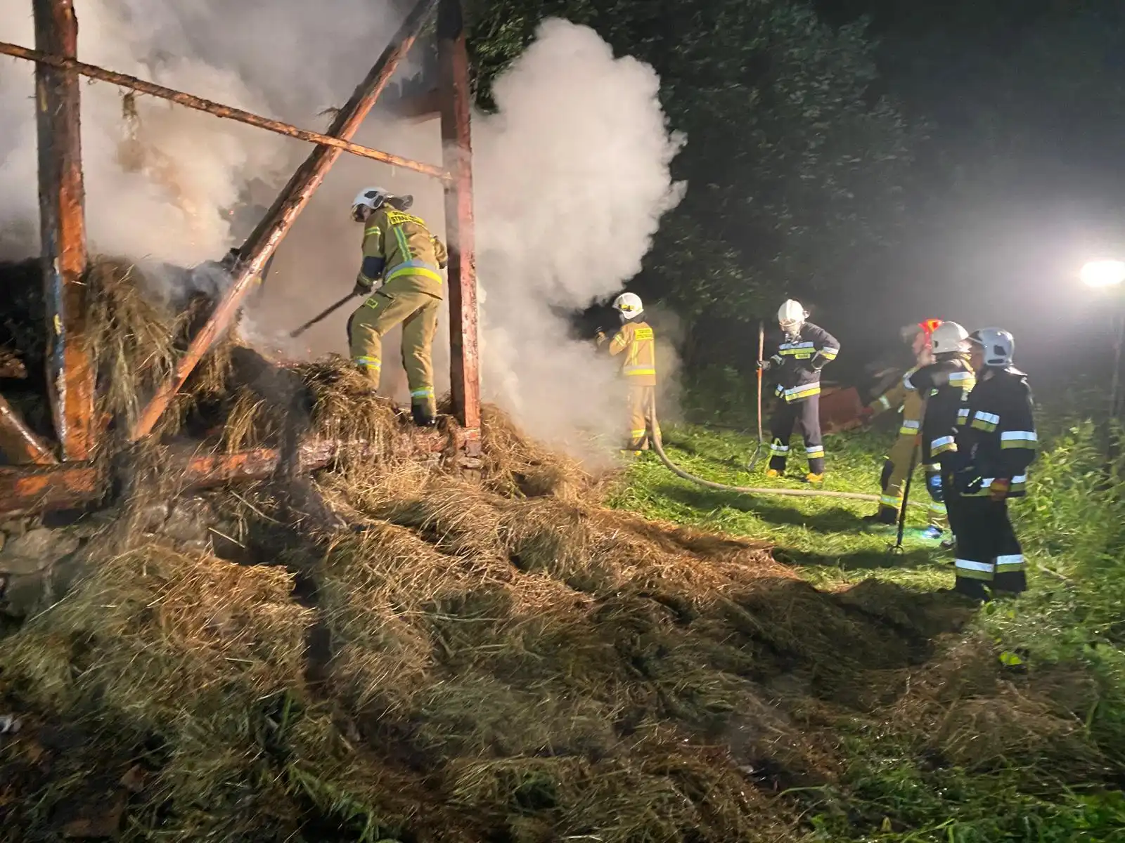 Pożar w Zabrzeży. Spłonął budynek gospodarczy