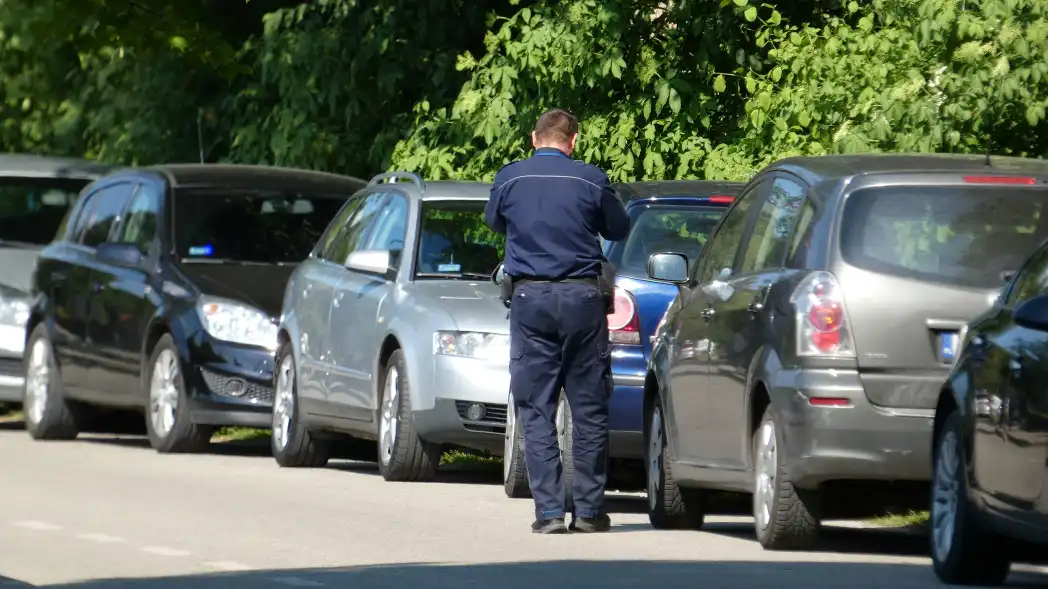 Nowy Sącz: Wyrwał z rąk przechodnia plik banknotów, cała akcja miała miejsce przed jednym z kantorów w Nowym Sączu