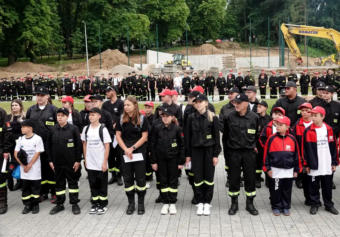 Setki młodych strażaków na XI Powiatowym Zlocie Młodzieżowych Drużyn Pożarniczych w Marcinkowicach