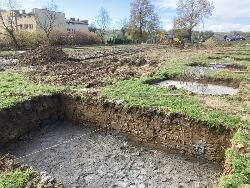 Rozpoczęła się budowa boiska wielofunkcyjnego przy Szkole Podstawowej w Trzycierzu