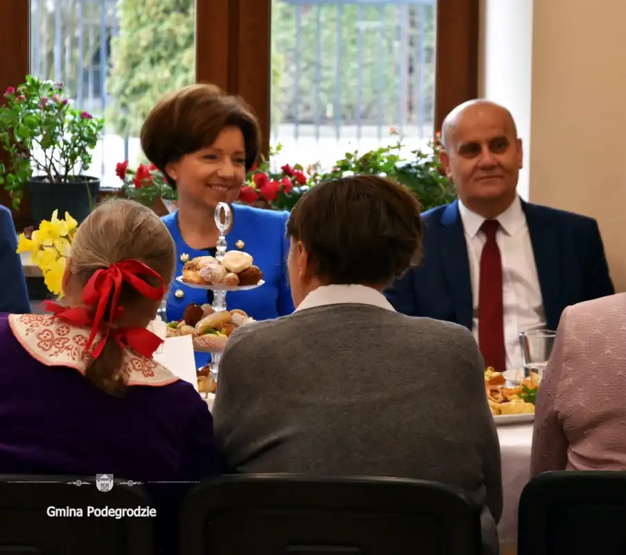 Minister Rodziny i Polityki Społecznej Marlena Maląg odwiedziła seniorów Gminy Podegrodzie