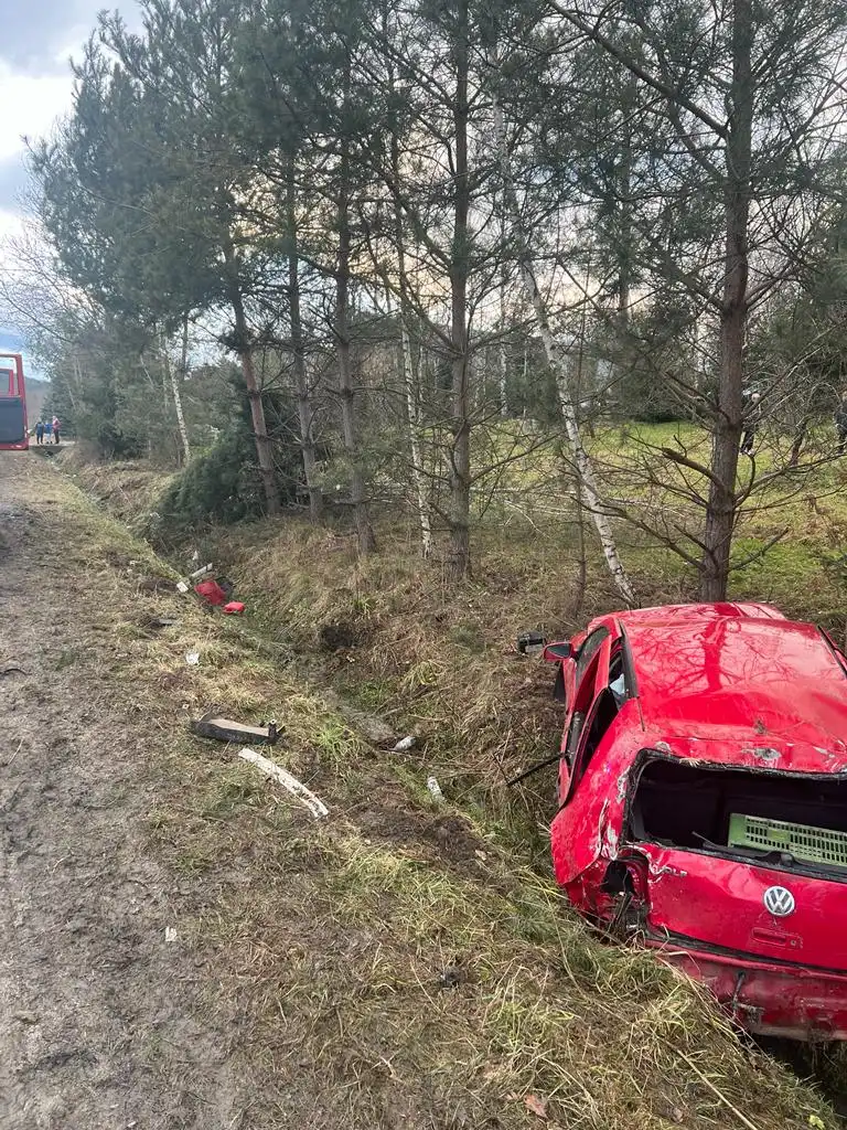 Wypadek w Korzennej. Samochód osobowy wypadł z drogi. Dwie osoby trafiły do szpitala