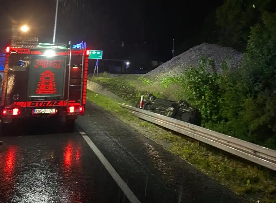 Nowa Wieś. Samochód osobowy wypadł z drogi. Dwie osoby w szpitalu