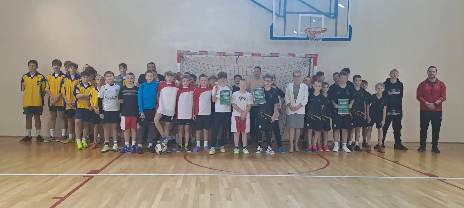 Halowa piłka nożna w Maciejowej. Zwycięstwo chłopców z Łabowej