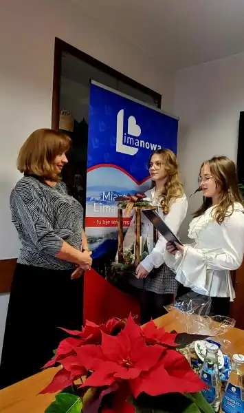 Świąteczne kolędy w Urzędzie Miasta. Uczniowie SP nr 2 z wizytą u burmistrz Limanowej