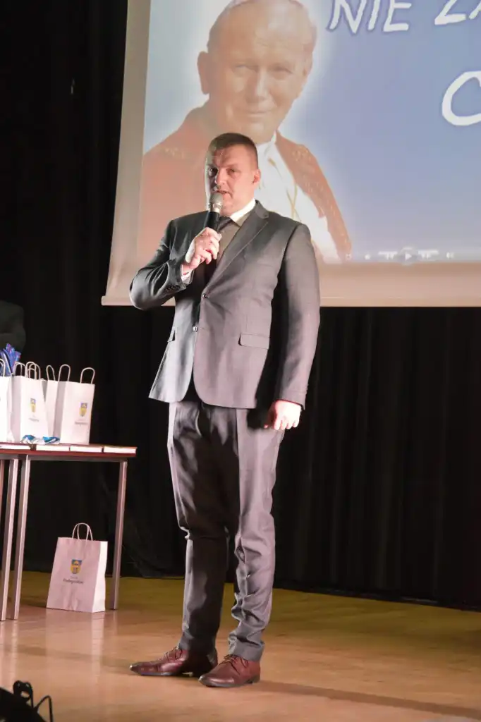 Wieczór pełen wzruszeń i sztuki. Hołd dla Jana Pawła II w Gminie Podegrodzie