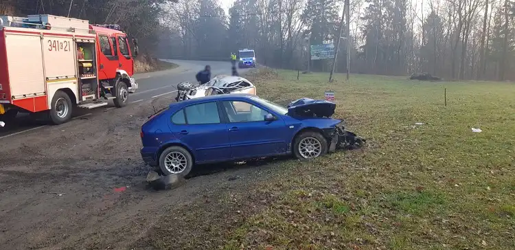 Wypadek w Rdziostowie. Dwie osoby trafiły do szpitala