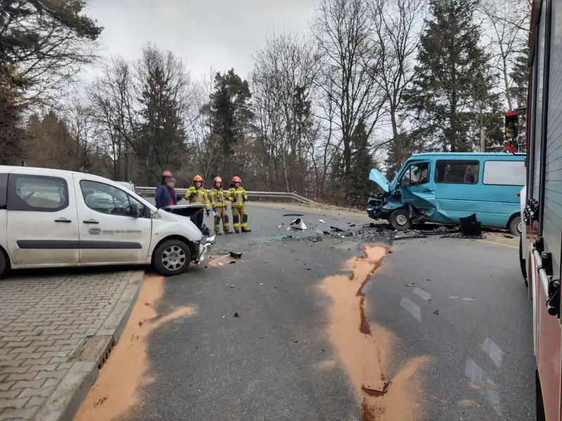 Kolizja w Rdziostowie. Uszkodzone trzy samochody