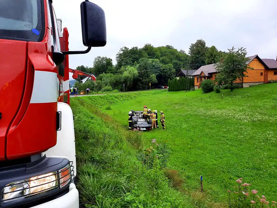 Wypadek w Kamionce Małej. Zderzyły się dwie osobówki.  Jedna z nich wypadła z drogi i dachowała