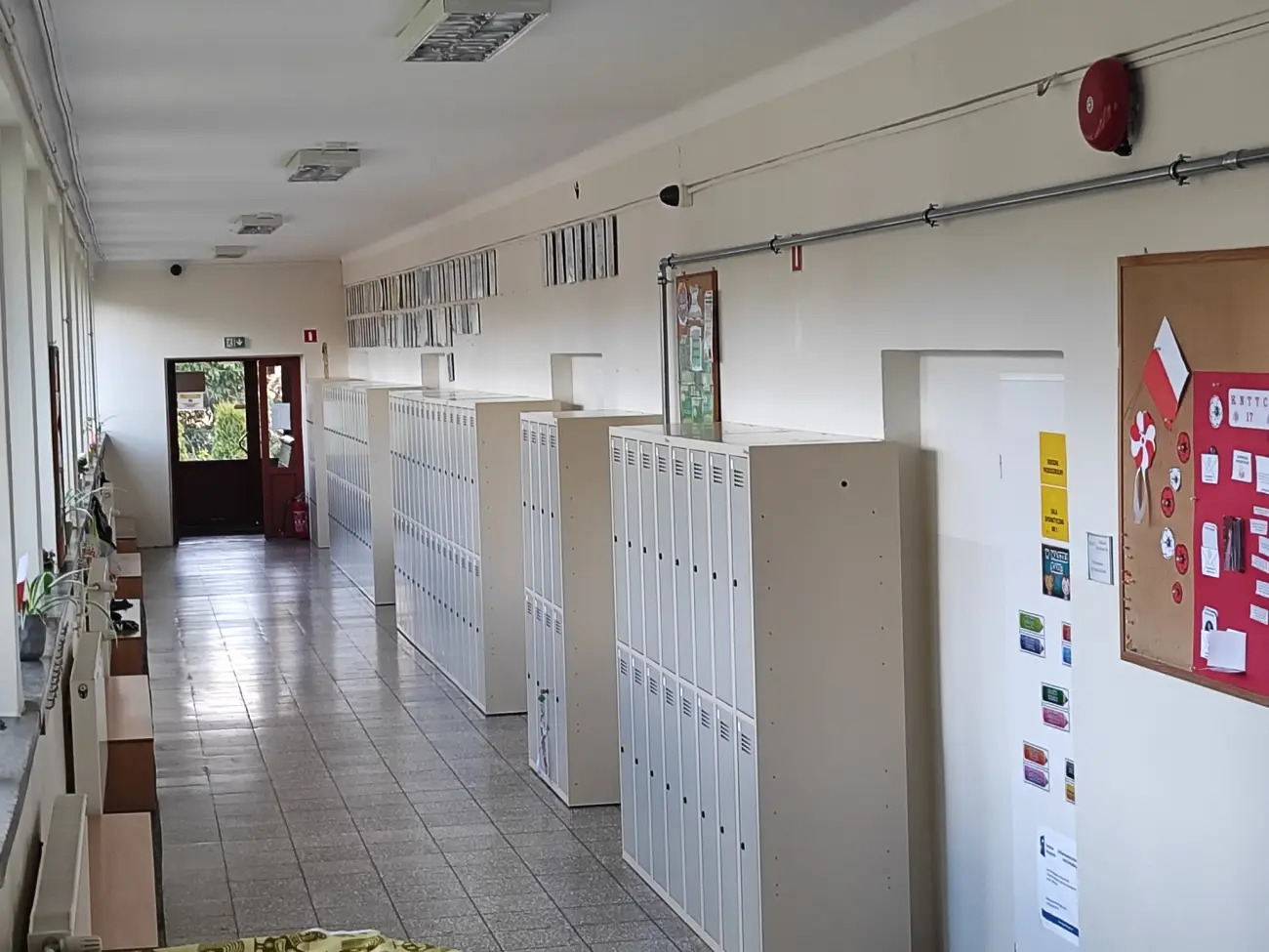 Szkoła w Olszance z nowym wyposażeniem. Uczniowie dostali szafki skrytkowe