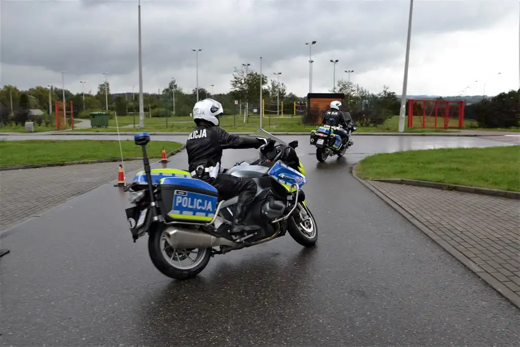 ROADPOL Safety Days z sądecką drogówką. Był symulator dachowania i alkogogle
