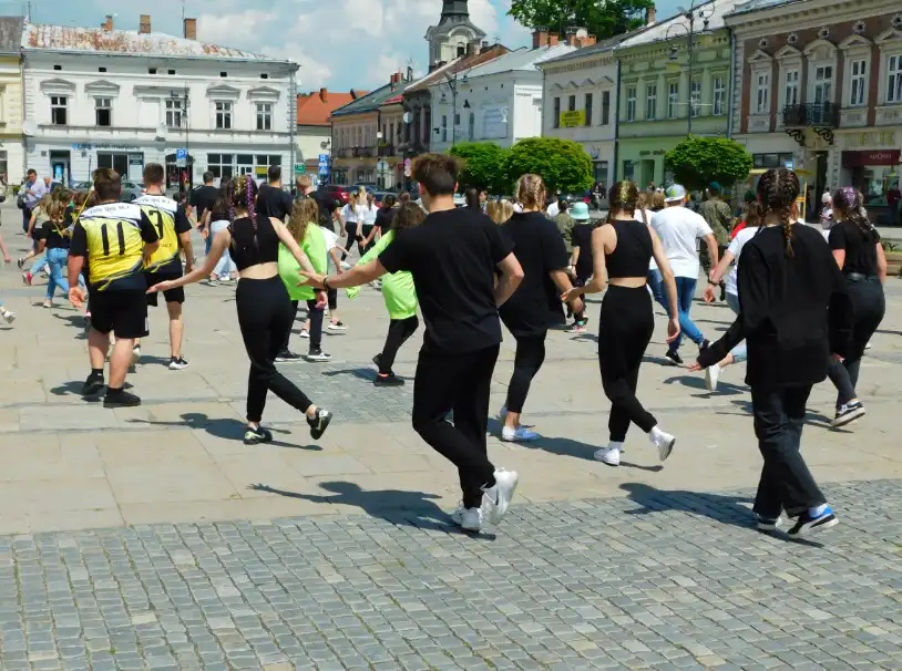 Jerusalema Dance Challenge przed sądeckim ratuszem