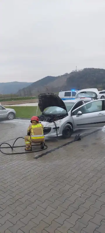 Pożar osobówki na parkingu w Wielogłowach