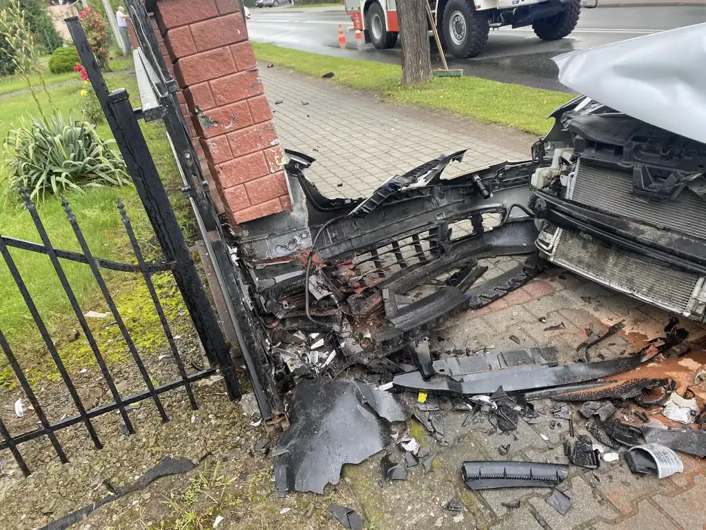 Wypadek w Łącku. Samochód osobowy zjechał z drogi i uderzył w ogrodzenie