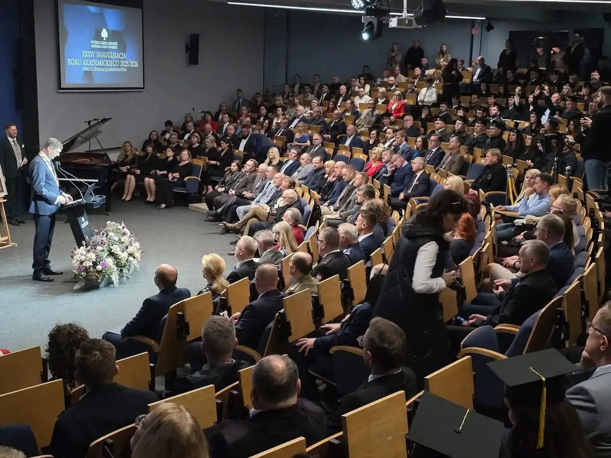 Wyższa Szkoła Biznesu w Nowym Sączu rozpoczęła nowy rok akademicki. Uczelnia uhonorowana Srebrnym Medalem Polonia Minor