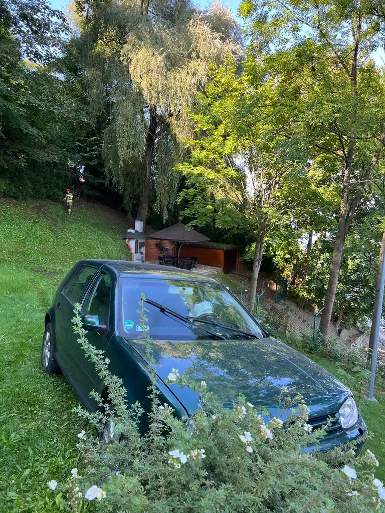 W Lipiu osobówka wypadła z drogi