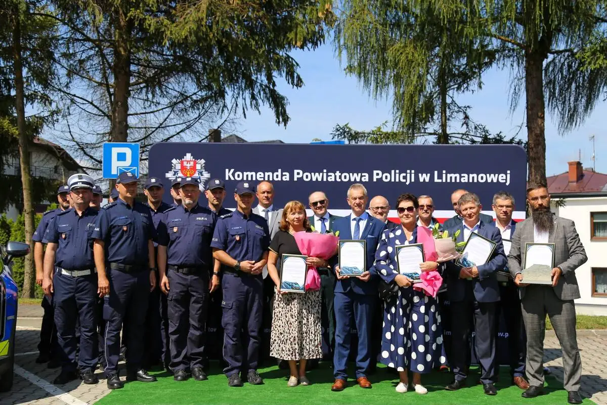 Policjanci z powiatu limanowskiego mają nową flotę. Uroczyście przekazano 18 radiowozów