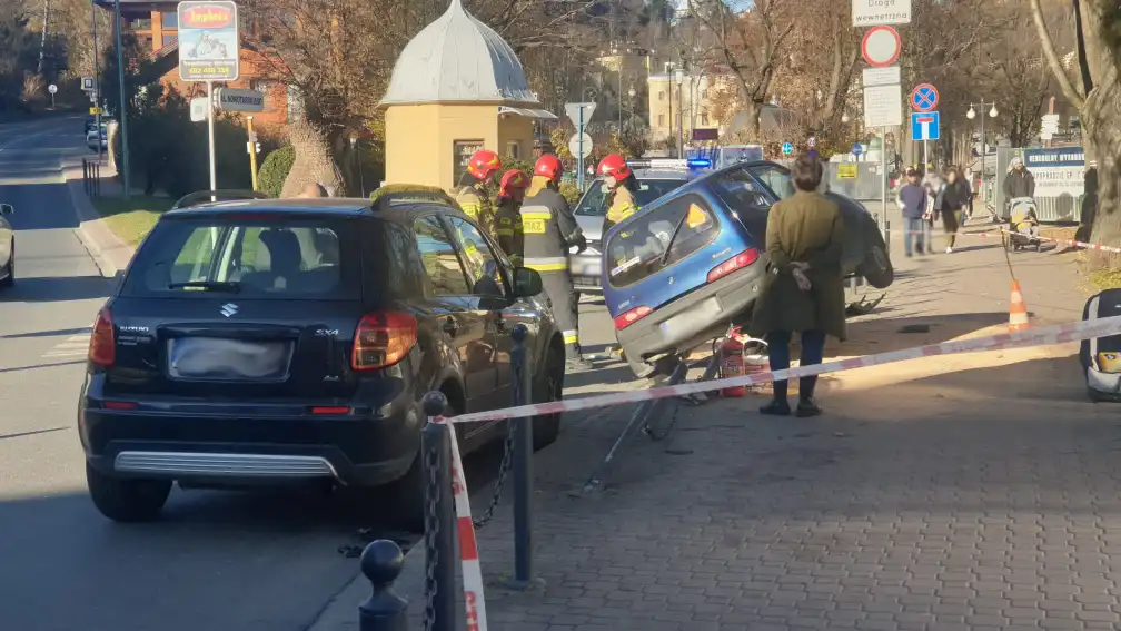 Zderzenie dwóch samochodów w Krynicy. Jedno auto "wylądowało" na przydrożnych słupkach