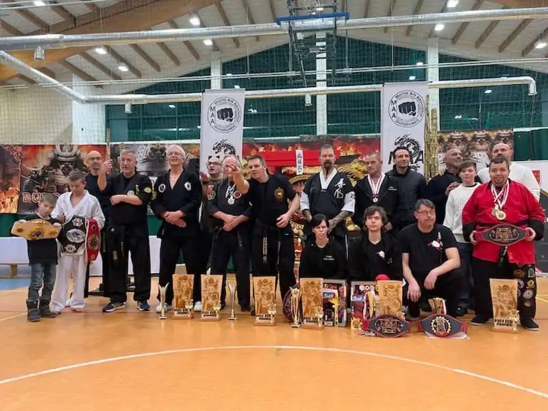 Mistrzowskie pokazy sztuk walki w hali sportowej w Łącku