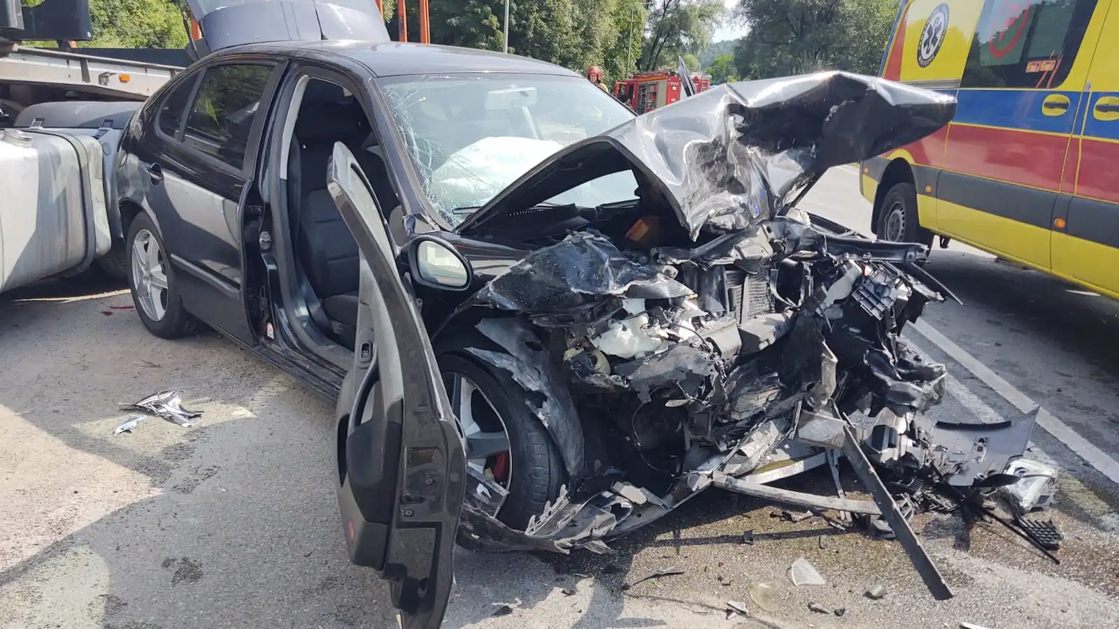 Wypadek w Nowym Sączu. Czołowo zderzyły się dwa pojazdy. Pięć osób poszkodowanych