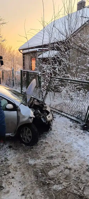 Myślec: samochód osobowy uderzył w ogrodzenie