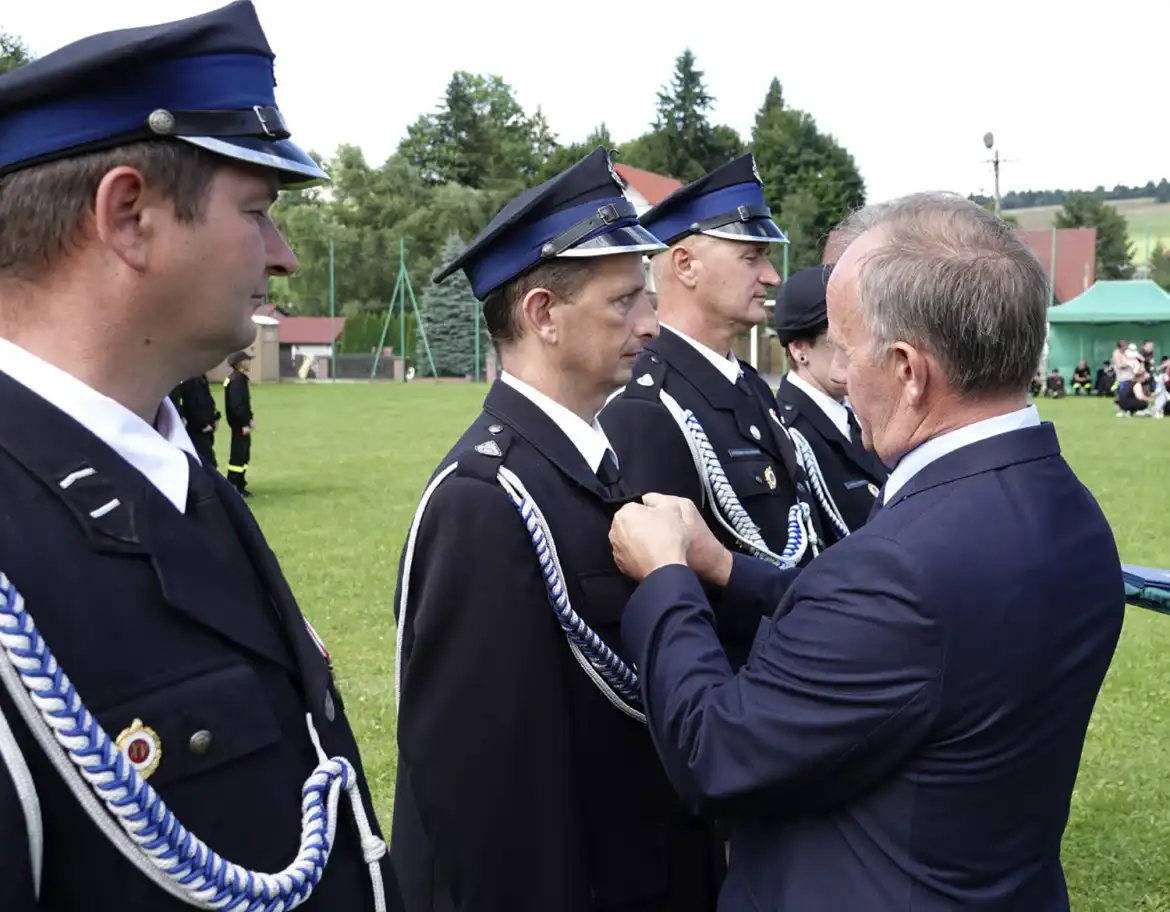 Strażacy z OSP w Muszynce świętowali 100-lecie założenia swojej jednostki. Podczas uroczystości otrzymali nowy sztandar